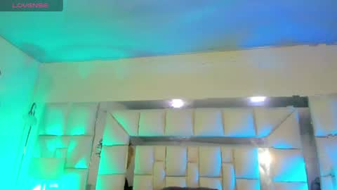 royal_xx online show from April 6, 8:21 pm