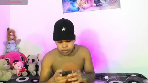 Snapshot of royals_cum21 chatting on August 5, 7:17 pm royals_cum21 online show from August 5, 7:17 pm