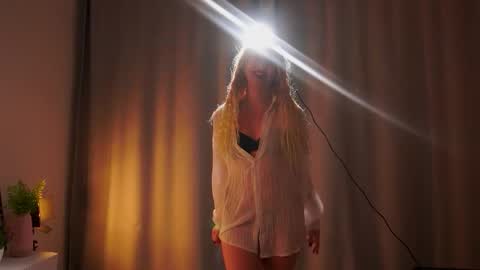 Snapshot of rue_novella chatting on October 9, 3:10 pm Mila online show from October 9, 3:10 pm