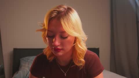 Snapshot of rue_novella chatting on October 15, 3:45 pm Mila online show from October 15, 3:45 pm
