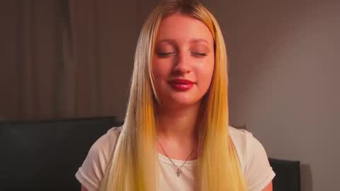 Snapshot of rue_novella chatting on October 18, 3:13 pm Mila online show from October 18, 3:13 pm