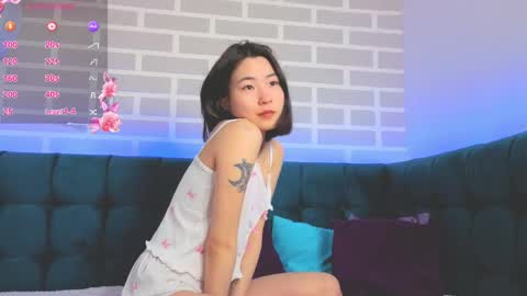 Snapshot of runi_asian chatting on May 19, 1:56 am Runi online show from May 19, 1:56 am