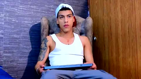 Snapshot of russell_adams_ chatting on February 7, 12:20 am R U S S E L L online show from February 7, 12:20 am