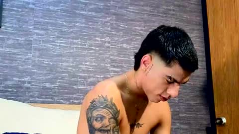 Snapshot of russell_adams_ chatting on February 20, 2:40 am R U S S E L L online show from February 20, 2:40 am