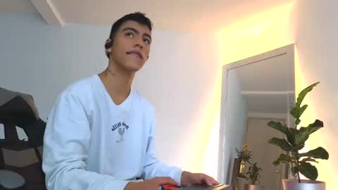 Snapshot of russell_adams_ chatting on September 30, 11:26 am R U S S E L L online show from September 30, 11:26 am