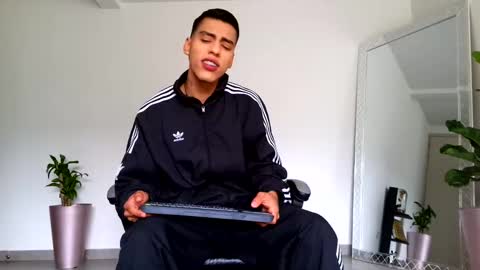 Snapshot of russell_adams_ chatting on October 16, 12:28 pm R U S S E L L online show from October 16, 12:28 pm