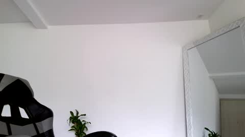 Snapshot of russell_adams_ chatting on October 23, 2:16 pm R U S S E L L online show from October 23, 2:16 pm