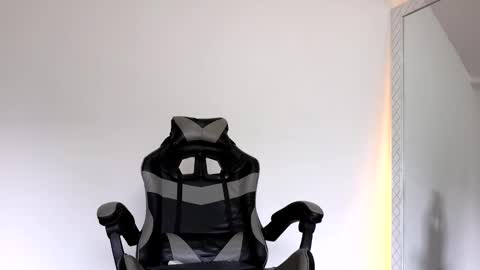 Snapshot of russell_adams_ chatting on November 6, 1:34 pm R U S S E L L online show from November 6, 1:34 pm