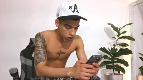 Snapshot of russell_adams_ chatting on November 10, 12:31 am R U S S E L L online show from November 10, 12:31 am