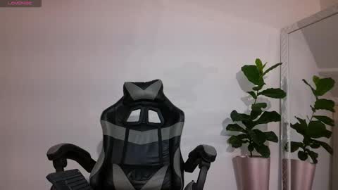 Snapshot of russell_adams_ chatting on November 14, 9:52 am R U S S E L L online show from November 14, 9:52 am