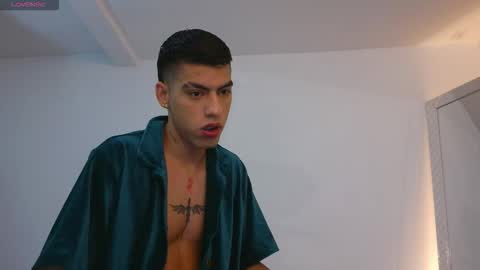 Snapshot of russell_adams_ chatting on November 16, 7:25 am R U S S E L L online show from November 16, 7:25 am