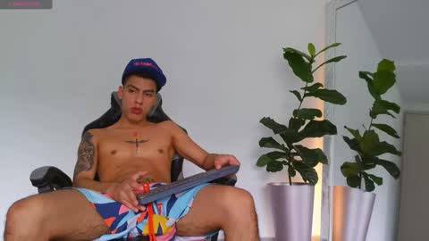 Snapshot of russell_adams_ chatting on November 18, 1:48 pm R U S S E L L online show from November 18, 1:48 pm