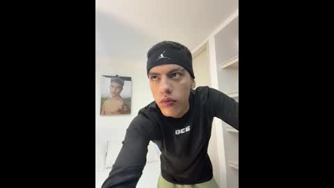 Snapshot of russell_adams_ chatting on November 26, 1:50 am R U S S E L L online show from November 26, 1:50 am