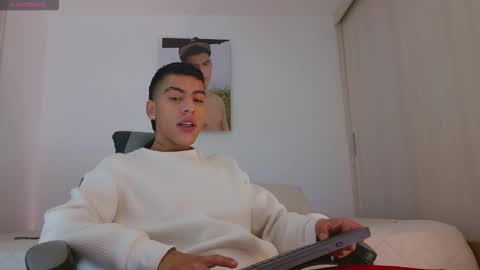 Snapshot of russell_adams_ chatting on December 3, 9:29 am R U S S E L L online show from December 3, 9:29 am