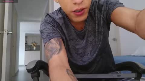 Snapshot of russell_adams_ chatting on December 15, 6:34 pm R U S S E L L online show from December 15, 6:34 pm