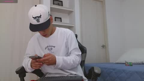 Snapshot of russell_adams_ chatting on December 17, 10:10 am R U S S E L L online show from December 17, 10:10 am