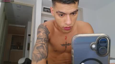 Snapshot of russell_adams_ chatting on December 18, 12:06 am R U S S E L L online show from December 18, 12:06 am