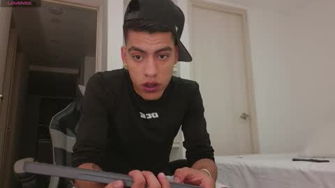 Snapshot of russell_adams_ chatting on December 20, 12:51 am R U S S E L L online show from December 20, 12:51 am