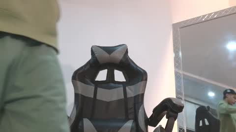 Snapshot of russell_adams_ chatting on January 12, 9:47 am R U S S E L L online show from January 12, 9:47 am