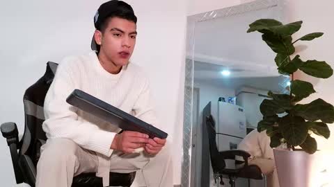 Snapshot of russell_adams_ chatting on January 14, 9:48 am R U S S E L L online show from January 14, 9:48 am