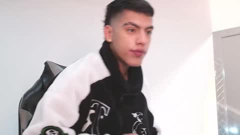 Snapshot of russell_adams_ chatting on January 15, 11:59 am R U S S E L L online show from January 15, 11:59 am