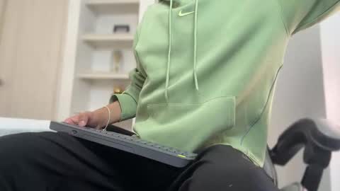 Snapshot of russell_adams_ chatting on January 17, 2:49 am R U S S E L L online show from January 17, 2:49 am