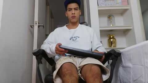 Snapshot of russell_adams_ chatting on February 2, 12:15 pm R U S S E L L online show from February 2, 12:15 pm