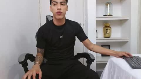 Snapshot of russell_adams_ chatting on February 5, 4:17 am R U S S E L L online show from February 5, 4:17 am