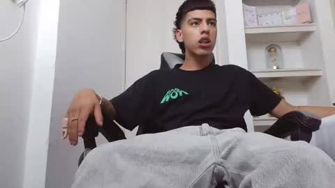 Snapshot of russell_adams_ chatting on February 7, 10:35 pm R U S S E L L online show from February 7, 10:35 pm