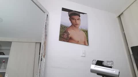 Snapshot of russell_adams_ chatting on February 13, 7:54 pm R U S S E L L online show from February 13, 7:54 pm