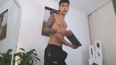 Snapshot of russell_adams_ chatting on February 16, 10:28 pm R U S S E L L online show from February 16, 10:28 pm