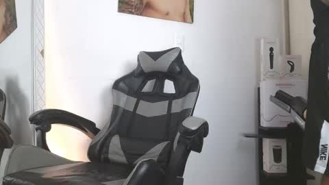 Snapshot of russell_adams_ chatting on February 17, 9:54 pm R U S S E L L online show from February 17, 9:54 pm