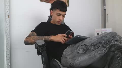 Snapshot of russell_adams_ chatting on February 19, 7:54 pm R U S S E L L online show from February 19, 7:54 pm