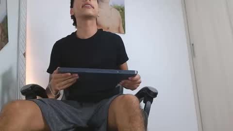 Snapshot of russell_adams_ chatting on February 20, 6:26 am R U S S E L L online show from February 20, 6:26 am