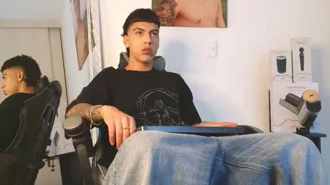 Snapshot of russell_adams_ chatting on March 2, 3:41 am R U S S E L L online show from March 2, 3:41 am