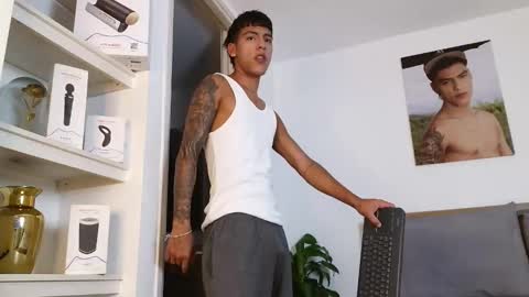 Snapshot of russell_adams_ chatting on March 15, 11:22 pm R U S S E L L online show from March 15, 11:22 pm