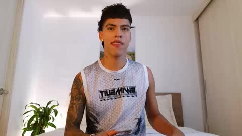 Snapshot of russell_adams_ chatting on March 28, 12:54 am R U S S E L L online show from March 28, 12:54 am