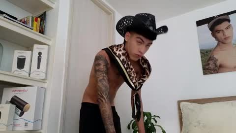 Snapshot of russell_adams_ chatting on March 31, 10:21 pm R U S S E L L online show from March 31, 10:21 pm