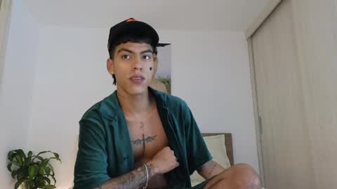 Snapshot of russell_adams_ chatting on April 7, 2:56 am R U S S E L L online show from April 7, 2:56 am