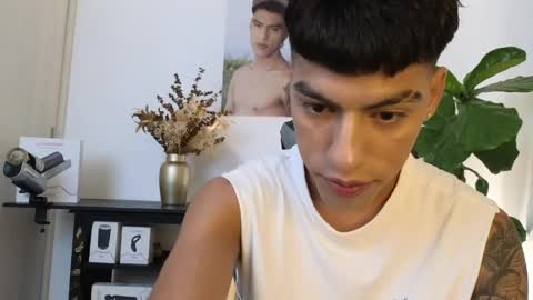 Snapshot of russell_adams_ chatting on April 9, 9:42 pm R U S S E L L online show from April 9, 9:42 pm