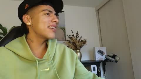 Snapshot of russell_adams_ chatting on April 12, 7:52 pm R U S S E L L online show from April 12, 7:52 pm