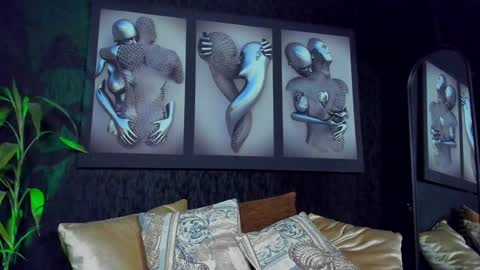 Ryan independent model online show from December 5, 11:07 pm