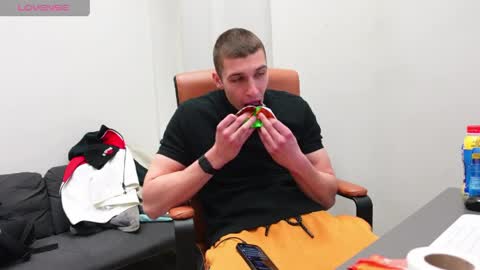 RYAN DOZER online show from April 6, 5:36 pm