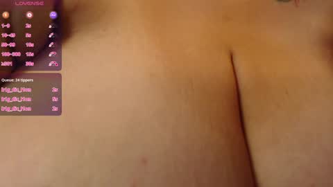 Snapshot of ryanastone_ chatting on December 13, 7:43 pm Hanna online show from December 13, 7:43 pm