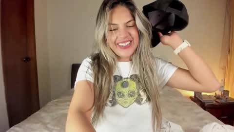 Snapshot of s_u_n_r_i_s_e_e chatting on February 7, 4:49 am Leslie Beltrn online show from February 7, 4:49 am