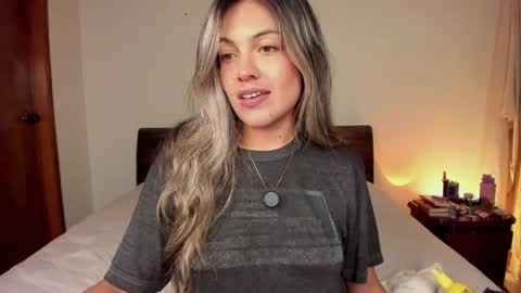 Snapshot of s_u_n_r_i_s_e_e chatting on April 3, 4:54 am Leslie Beltrn online show from April 3, 4:54 am