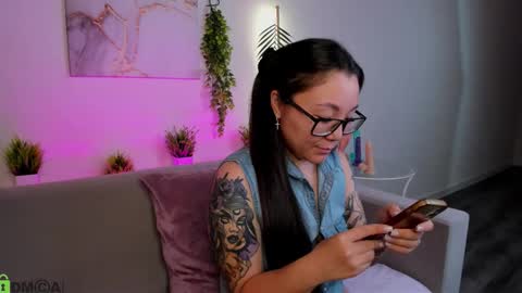 GMT7TueWedThuFriSatSun 0100am-0700am online show from November 19, 12:21 am