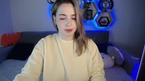 Snapshot of sabrinviolet chatting on December 15, 12:38 pm Sabrina Violet online show from December 15, 12:38 pm