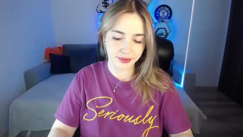 Snapshot of sabrinviolet chatting on December 22, 9:11 am Sabrina Violet online show from December 22, 9:11 am