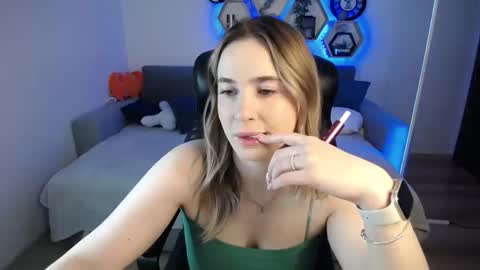 Snapshot of sabrinviolet chatting on January 27, 9:13 am Sabrina Violet online show from January 27, 9:13 am